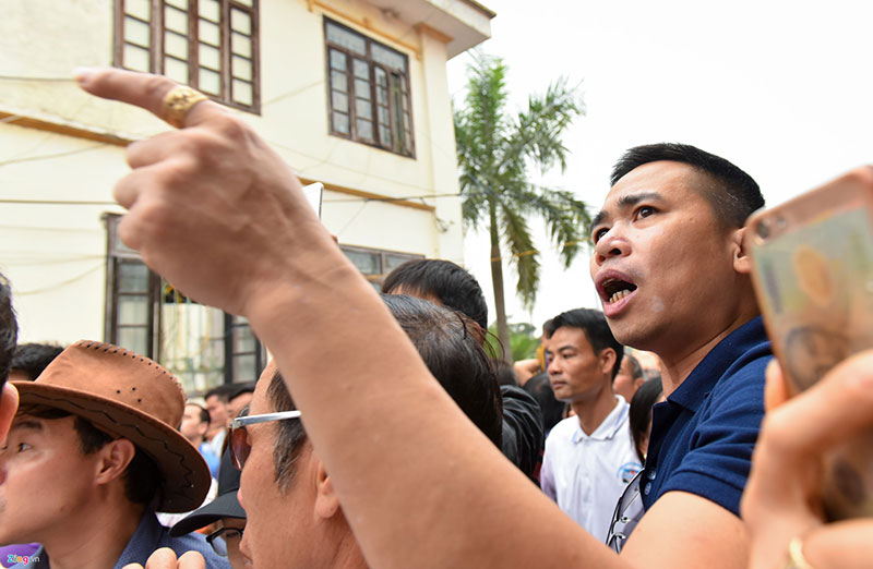 Mở cửa miễn phí, hội chọi trâu Hải Lựu vỡ trận